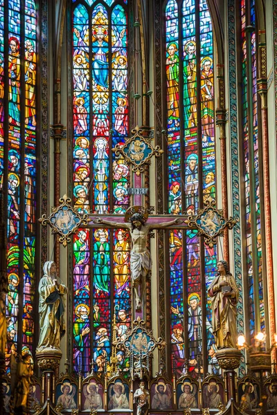 AMSTERDÃO, PAÍSES BAIXOS - 13 de maio de 2017 Basilica Christ Crucifix Stained Glass De Krijtberg Church Amsterdam Holland Netherlands. Igreja Católica Romana construída em 1883 . — Fotografia de Stock