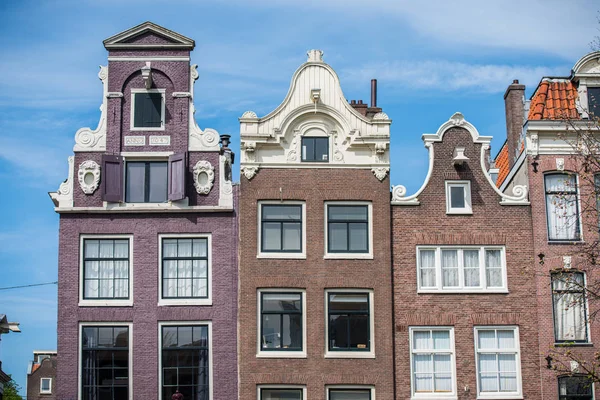 Antiguos edificios y barcos tradicionales en Amsterdam, Países Bajos — Foto de Stock