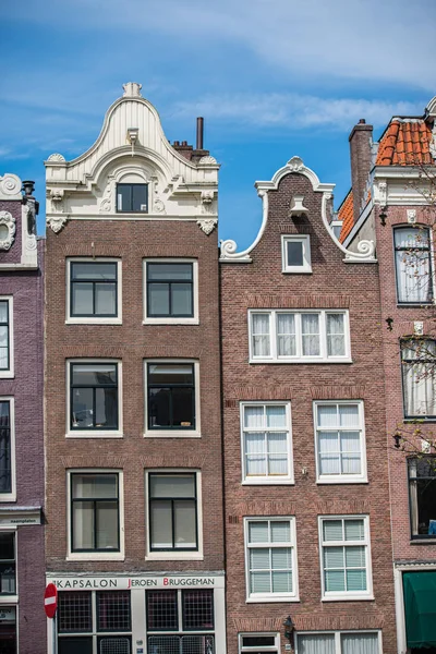 Antiguos edificios y barcos tradicionales en Amsterdam, Países Bajos — Foto de Stock