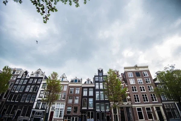 Antiguos edificios y barcos tradicionales en Amsterdam, Países Bajos — Foto de Stock