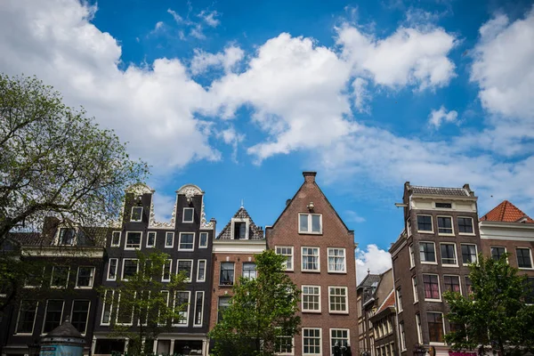 Antiguos edificios y barcos tradicionales en Amsterdam, Países Bajos — Foto de Stock