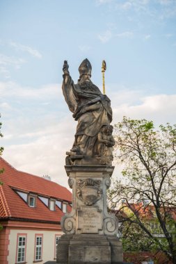 Heykeller, Prag Charles Köprüsü'nde ayrıntılarını.