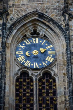 Prag, çirkin yaratık tarafından korunan karanlık Gotik Kuleli Kilisesi St Vitus Katedrali alışılmadık Saat: Bu kilise Çek Cumhuriyeti ana dini sembolüdür