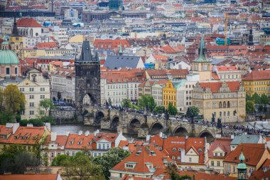 Petrin Hill telefoto havadan görünümden Prag eski şehir kırmızı çatılar için