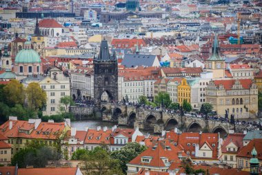 Petrin Hill telefoto havadan görünümden Prag eski şehir kırmızı çatılar için