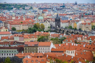 Petrin Hill telefoto havadan görünümden Prag eski şehir kırmızı çatılar için