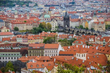 Petrin Hill telefoto havadan görünümden Prag eski şehir kırmızı çatılar için