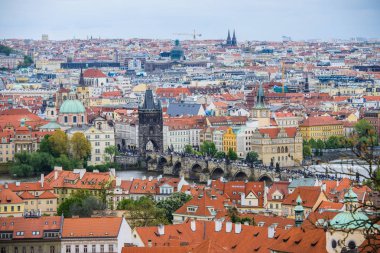 Petrin Hill telefoto havadan görünümden Prag eski şehir kırmızı çatılar için