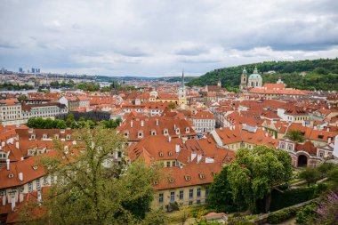 Renkli turuncu çatı havadan görünümü eski Avrupa Prag'da evler.