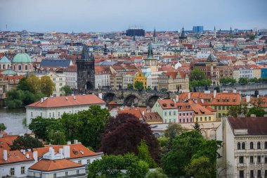 Petrin Hill telefoto havadan görünümden Prag eski şehir kırmızı çatılar için