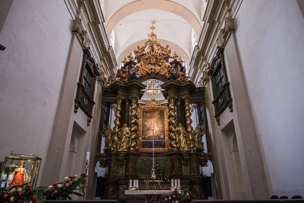 Prag, Tjeckien, 13 maj 2017: det huvudsakliga altaret av Carmelite Church of Our Lady Victorious i Prag. — Stockfoto