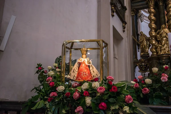 Prága, Cseh Köztársaság, 2017. május 13.: A főoltár a Karmelita templom a Szűzanya győztes Prágában. — Stock Fotó