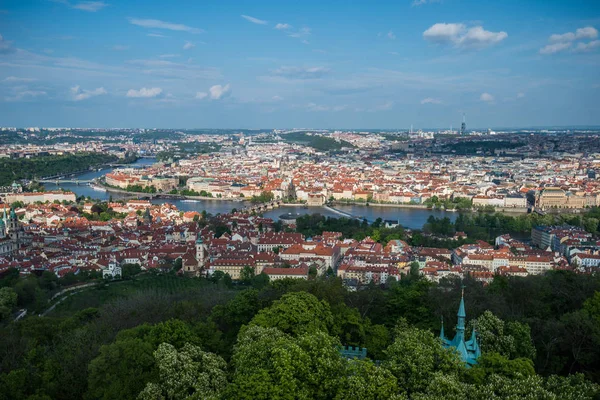 Luftaufnahme der bunten orangefarbenen Dächer alter Häuser in der Stadt Prag. — Stockfoto