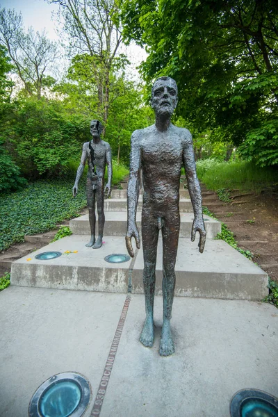 Praga, República Checa - 11 de mayo de 2017: Monumento a las víctimas del comunismo en Praga. Varias estatuas en Praga en memoria de las víctimas del régimen comunista en el período 1948-1989 . —  Fotos de Stock