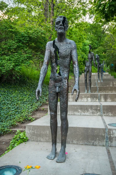 Praga, Repubblica Ceca - 11 maggio 2017: Monumento alle vittime del comunismo a Praga. Un certo numero di statue a Praga in memoria delle vittime del dominio comunista nel periodo 1948-1989 . — Foto Stock