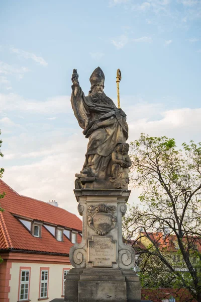 Докладна інформація про статуї на Карлів міст, Прага. — стокове фото