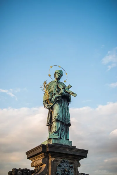 雕像在布拉格查理大桥上的详细信息. — 图库照片