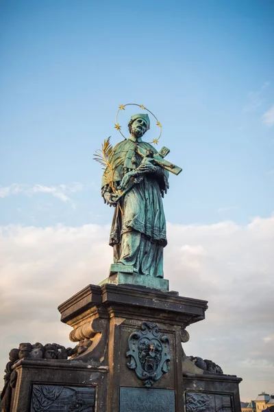 Detalhes de estátuas na ponte Charles, Praga . — Fotografia de Stock