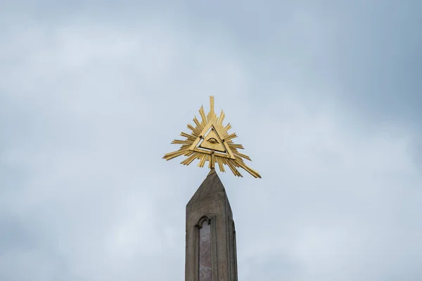 Holy Trinity Column (pesten kolumn) på torget Malostranské náměstí. Prag, Tjeckien. Trefaldighetskolonnen ritades av Giovanni Batista Alliprandi. Byggt år 1715. — Stockfoto