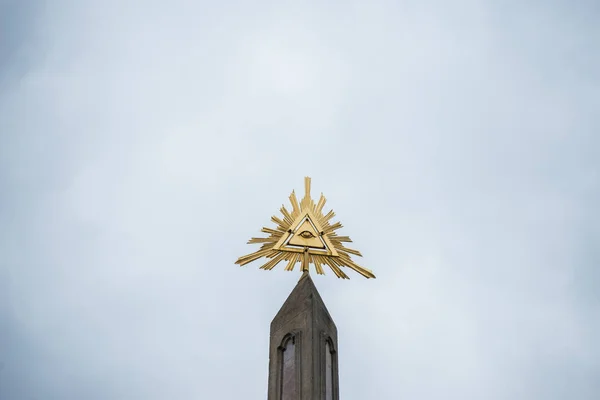 Holy Trinity Column (pesten kolumn) på torget Malostranské náměstí. Prag, Tjeckien. Trefaldighetskolonnen ritades av Giovanni Batista Alliprandi. Byggt år 1715. — Stockfoto