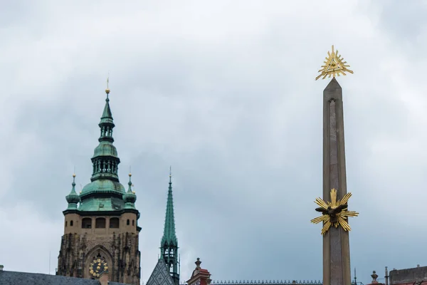 Sloup Nejsvětější Trojice (morový sloup) na Malostranském náměstí. Praha, Česká republika. Sloup Nejsvětější Trojice byl navržen Giovanni Batista Alliprandi. Postaven v roce 1715. — Stock fotografie