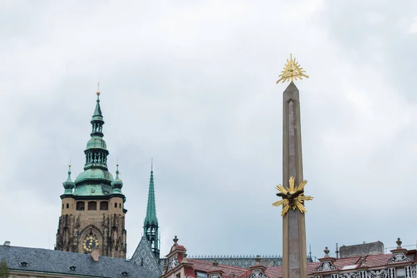 Sloup Nejsvětější Trojice (morový sloup) na Malostranském náměstí. Praha, Česká republika. Sloup Nejsvětější Trojice byl navržen Giovanni Batista Alliprandi. Postaven v roce 1715. — Stock fotografie