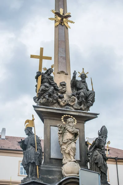 Heilige Dreifaltigkeitssäule (Pestsäule) am Kleinen Stadtplatz. Prag, Tschechische Republik. Die Säule der Heiligen Dreifaltigkeit wurde von giovanni batista alliprandi entworfen. Baujahr 1715. — Stockfoto