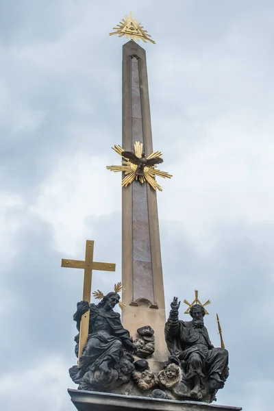 Heilige Dreifaltigkeitssäule (Pestsäule) am Kleinen Stadtplatz. Prag, Tschechische Republik. Die Säule der Heiligen Dreifaltigkeit wurde von giovanni batista alliprandi entworfen. Baujahr 1715. — Stockfoto