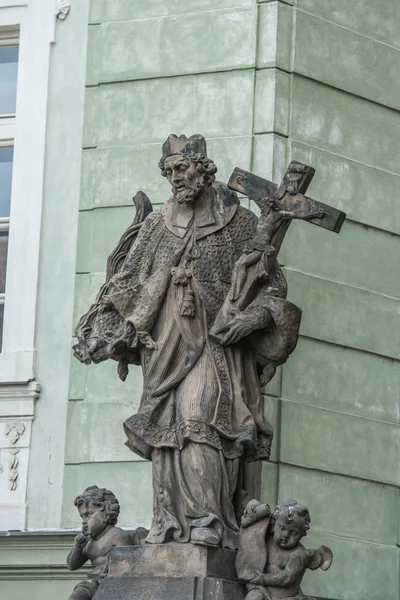 Gros plan de la colonne de la Sainte Trinité (colonne de la peste) sur la place de la Petite Ville . — Photo