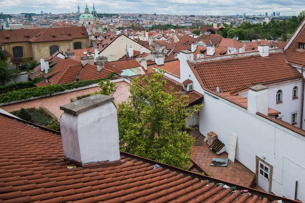 Вид с воздуха на красочные оранжевые крыши старых домов в городе Европа Прага . — стоковое фото