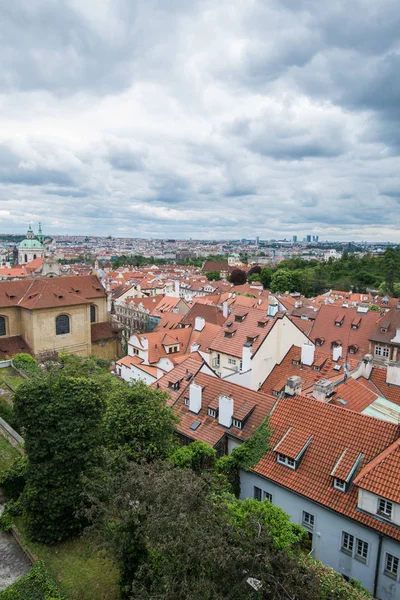 Вид с воздуха на красочные оранжевые крыши старых домов в городе Европа Прага . — стоковое фото