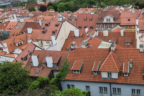 Letecký pohled na barevné oranžové střechy starých domů v Evropě prahu. — Stock fotografie