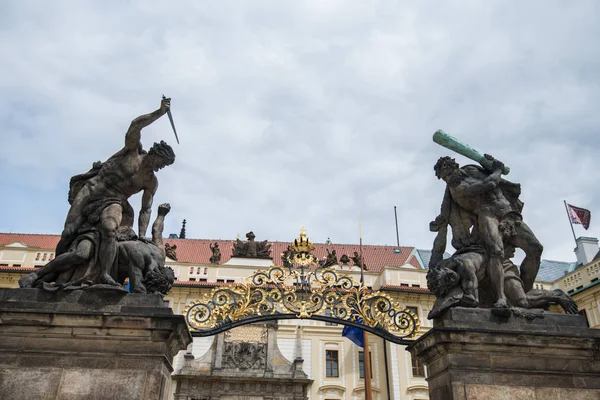 A prágai vár bejáratánál. Prágai vár a hivatalos rezidenciája, a Hivatal a Cseh Köztársaság elnöke. — Stock Fotó