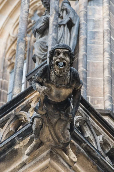 Gotisk stil gargoyle på st vitus cathedral Prag — Stockfoto