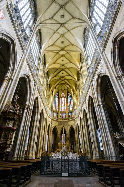 Prag, Tjeckien - 12 maj, 2017: vackra interiören i den St Vitus Cathedral i Prag, Tjeckien — Stockfoto