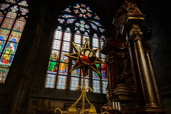 PRAGUE, CZECH REPUBLIC - 12 may, 2017: The beautiful interior of the St Vitus Cathedral in Prague, Czech Republic — Stock Photo, Image