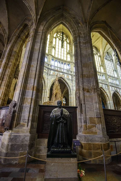 Prag, Tjeckien - 12 maj, 2017: vackra interiören i den St Vitus Cathedral i Prag, Tjeckien — Stockfoto