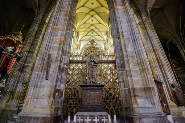 Prag, Tjeckien - 12 maj, 2017: vackra interiören i den St Vitus Cathedral i Prag, Tjeckien — Stockfoto