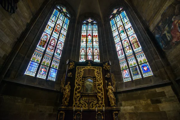 PRAGUE, CZECH REPUBLIC - 12 may, 2017: The beautiful interior of the St Vitus Cathedral in Prague, Czech Republic — Stock Photo, Image