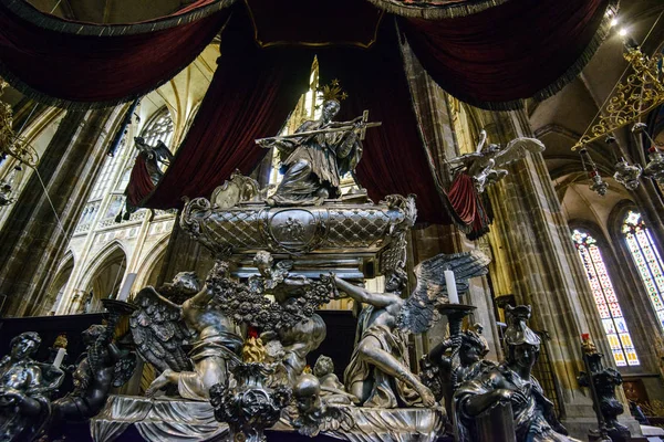 PRAGUE, CZECH REPUBLIC - 12 may, 2017: The beautiful interior of the St Vitus Cathedral in Prague, Czech Republic — Stock Photo, Image