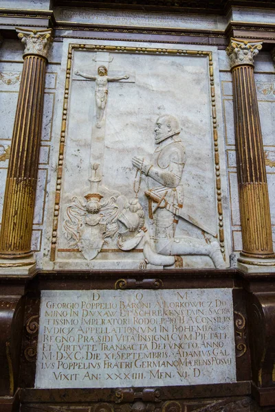 Marble Ancient bas-relief of the praying knight or king — Stock Photo, Image