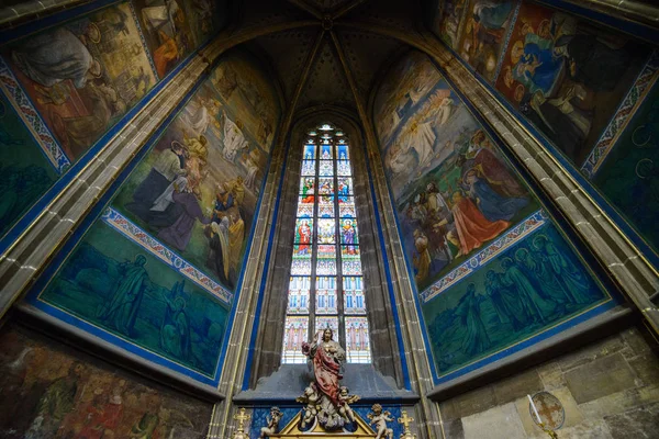 Praga, Republika Czeska - 12 maj, 2017: piękne wnętrze St Vitus Cathedral w Prague, Republika Czeska — Zdjęcie stockowe