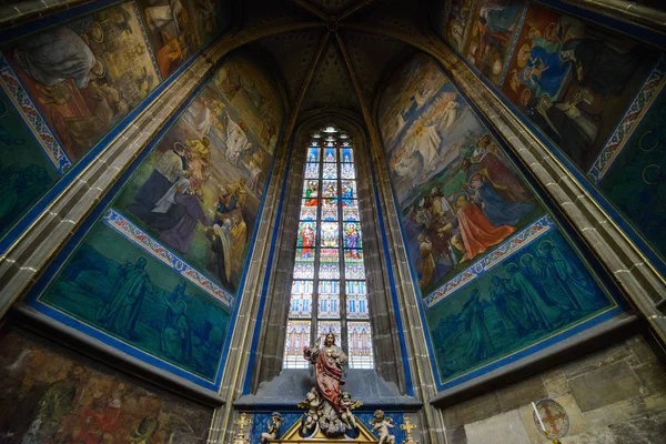 PRAGUE, CZECH REPUBLIC - 12 may, 2017: The beautiful interior of the St Vitus Cathedral in Prague, Czech Republic — Stock Photo, Image