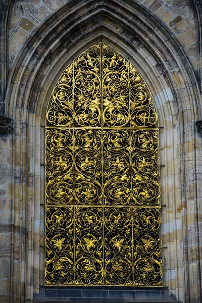 Vicino alla finestra: Cattedrale di San Vito a Praga Repubblica Ceca — Foto Stock