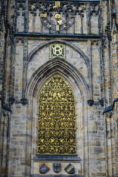 Cerca de la ventana: Catedral de San Vito en Praga República Checa — Foto de Stock