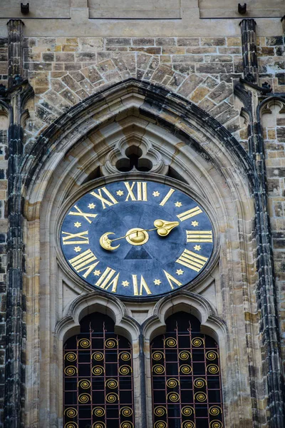 O relógio incomum da catedral de São Vito em Praga, uma igreja com torres góticas escuras guardadas por gárgula: esta igreja é o principal símbolo religioso da República Checa — Fotografia de Stock