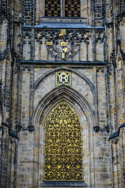 Zavřít až okno: Katedrála svatého Víta v Praze Česká republika — Stock fotografie