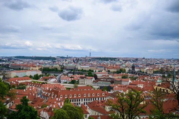 Luftaufnahme der bunten orangefarbenen Dächer alter Häuser in der Stadt Prag. — Stockfoto