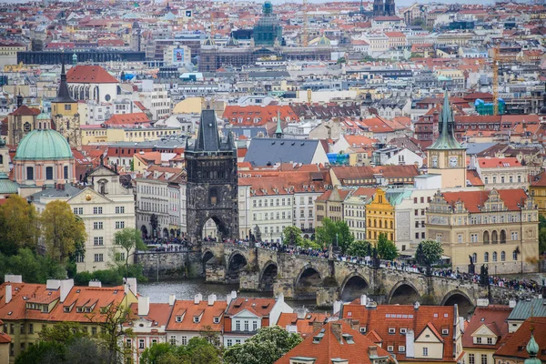 Téléobjectif Vue aérienne de Petrin Hill aux toits rouges de la vieille ville de Prague — Photo