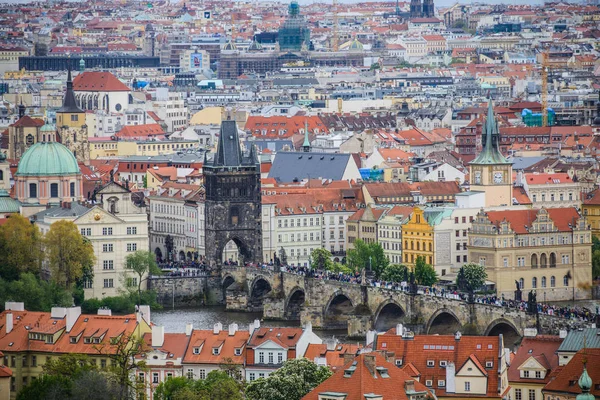 Telefoto vista aérea de Petrin Hill para os telhados vermelhos da cidade velha de Praga — Fotografia de Stock